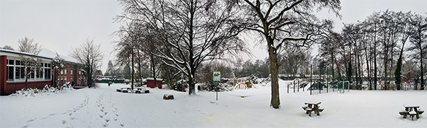 Winterlicher Schulhof